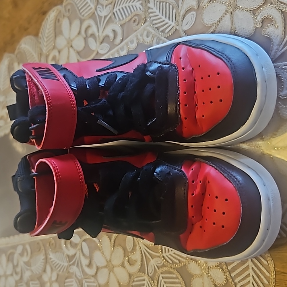 Youth boys size 4.5y Nike shoes